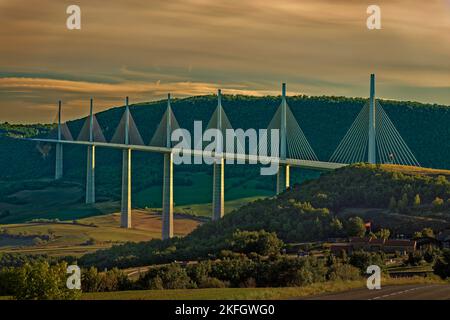 Le viaduc de Millau porte la route principale A75, connue sous le nom de « la Meridienne », traversant la vallée du Tarn en Aveyron, midi-Pyrénées, France Banque D'Images