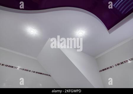 Détail du plafond d'angle avec stuc complexe. Plafond suspendu et cloison sèche avec spots halogènes lampes dans la pièce dans l'appartement ou la maison. Tissu extensible Banque D'Images