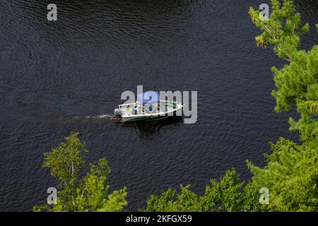 Canotage sur le lac Fairy - vue depuis Lions Lookout, Huntsville, Ontario, Canada - août 2021 Banque D'Images