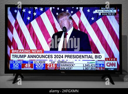 Une capture d'écran de CNN Television de l'ancien président américain Donald Trump annonçant sa candidature à la présidence le 15 novembre 2022, de sa succession en Floride. Banque D'Images
