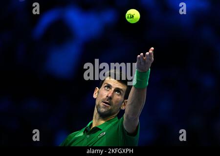 Turin, Italie. 18 novembre 2022. Novak Djokovic de Serbie sert pendant son match de vol rond contre Daniil Medvedev de Russie pendant le sixième jour des finales de Nitto ATP. Novak Djokovic remporte le match 6-3, 6-7(5), 7-6(2). Credit: Nicolò Campo/Alay Live News Banque D'Images