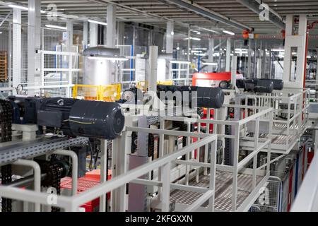 Usine. Usine dans la chaîne alimentaire. Chaîne de production. Robots autonomes qui déplacent les boîtes des étagères. Photographie horizontale. Banque D'Images