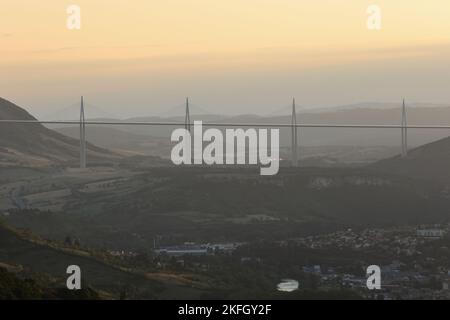 Le viaduc de Millau, viaduc de Millau, est un, multi-traveless, Cable-stpassage, pont, Achevé en 2004 à travers la gorge, vallée du Tarn, près de Millau, en Aveyron, département, dans, Occitanie, région, in, Sud de la France.Sud de la France,France,Français,Europe,Europe,A75 autoroute, Banque D'Images