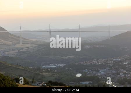 Le viaduc de Millau, viaduc de Millau, est un, multi-traveless, Cable-stpassage, pont, Achevé en 2004 à travers la gorge, vallée du Tarn, près de Millau, en Aveyron, département, dans, Occitanie, région, in, Sud de la France.Sud de la France,France,Français,Europe,Europe,A75 autoroute, Banque D'Images