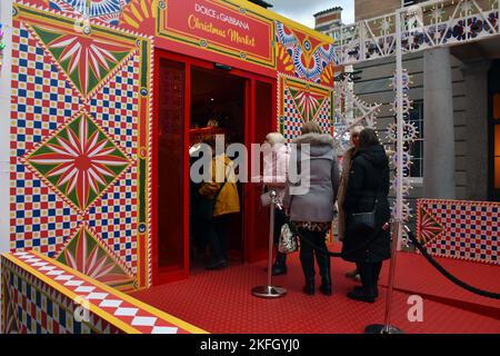 Londres, Royaume-Uni. 18th novembre 2022. Les célébrations de Noël commencent dans le West End. Credit: JOHNNY ARMSTEAD/Alamy Live News Banque D'Images