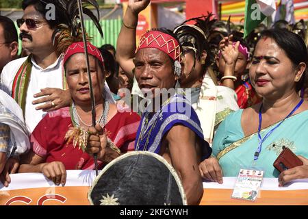 Guwahati, Guwahati, Inde. 18th novembre 2022. La troupe de Culturat de la tribu Garo participe à Bharat Jado Yatra, Assam à Guwahati Assam Inde le vendredi 18th novembre 2022. (Image de crédit : © Dasarath Deka/ZUMA Press Wire) Banque D'Images