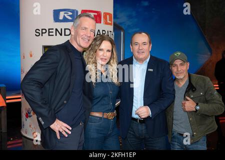 Hurth, Allemagne. 18th novembre 2022. Le modérateur Wolfram KONS (2nd de droite) est heureux du montant de don de 41 107 923 euros, avec Henry MASKE, Katja BURKHARD, Erdogan ATALAY, 27th RTL don marathon «We help Children», télévision, 17 novembre-18th, 2022. Credit: dpa/Alay Live News Banque D'Images