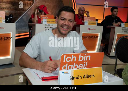 Hurth, Allemagne. 18th novembre 2022. Simon ALBERS, marathon de don 27th de RTL « We help Children », télévision, 17 novembre-18th, 2022. Credit: dpa/Alay Live News Banque D'Images