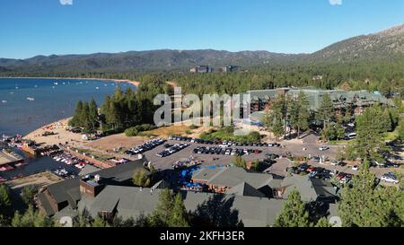 Vue aérienne sur la plage de Tahoe entourée de bâtiments et d'arbres Banque D'Images