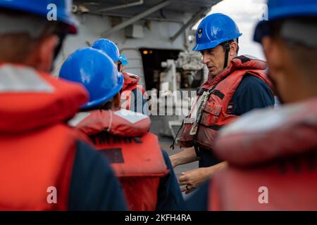 220916-N-NQ285-1267 OCÉAN ATLANTIQUE (SEPT 16, 2022) le technicien Sonar (surface) 1st classe Mathew Rugenus, affecté au destroyer à missiles guidés de classe Arleigh Burke USS Ramage (DDG 61), donne un briefing de sécurité avant un réapprovisionnement en mer. Ramage est en cours dans le cadre du groupe Gerald R. Ford Carrier Strike Group qui mène des exercices d'entraînement tactique avancé (SWATT) de guerre de surface pour accroître la létalité, assurer la préparation au combat et promouvoir l'innovation tactique. La SWATT est dirigée par le Centre de mise en valeur de la lutte navale contre la guerre de surface et les mines dont la mission est d'accroître la compétence tactique et de laisser Banque D'Images