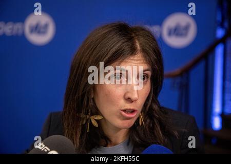 Alexia Bertrand photographiée lors d'une conférence de presse concernant la nomination d'un nouveau secrétaire d'État au budget et à la protection des consommateurs au bureau d'Open VLD, vendredi 18 novembre 2022, à Bruxelles. BELGA PHOTO NICOLAS MATERLINCK Banque D'Images