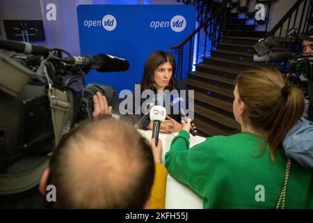 Alexia Bertrand photographiée lors d'une conférence de presse concernant la nomination d'un nouveau secrétaire d'État au budget et à la protection des consommateurs au bureau d'Open VLD, vendredi 18 novembre 2022, à Bruxelles. BELGA PHOTO NICOLAS MATERLINCK Banque D'Images