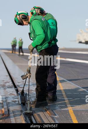 Aviation Boatswain's Mate (Equipment) Airman Hunter Athey, de Fritch (Texas), affecté au département aérien de l'USS Gerald R. Ford (CVN 78), effectue un essai de pression dynamique sur la navette catapulte du système de lancement d'aéronefs électromagnétiques (EMAL) sur le pont de vol en vue des opérations de vol, le 16 septembre 2022. Ford est en cours dans l'océan Atlantique en menant des qualifications de transporteur et des travaux pour un déploiement prévu cet automne. Banque D'Images