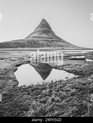 Photo verticale en niveaux de gris de la montagne Kirkjufell située en Islande Banque D'Images