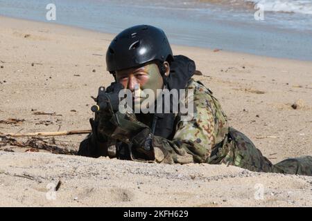 Tokunoshima, Japon. 18th novembre 2022. Un membre de la Brigade de déploiement rapide amphibie de la Force d'autodéfense terrestre du Japon débarque pendant l'exercice militaire conjoint des États-Unis et du Japon « Keen Sword 23 » sur la plage de Manda, dans l'île de Tokunoshima, préfecture de Kagoshima, au Japon, vendredi, 18 novembre 2022. Photo par Keizo Mori/UPI crédit: UPI/Alay Live News Banque D'Images