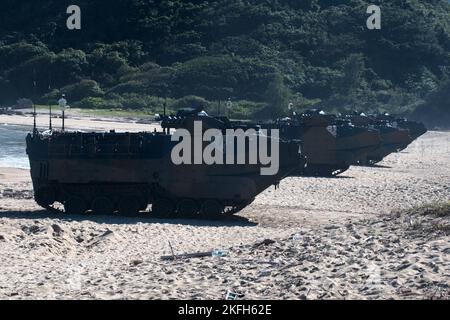 Tokunoshima, Japon. 18th novembre 2022. AAV7 (véhicule amphibie d'assaut) de la Brigade de déploiement rapide amphibie de la Force d'autodéfense terrestre du Japon qui débarque pendant l'exercice militaire conjoint américain et japonais « Keen Sword 23 » à la plage de Manda, sur l'île Tokunoshima, préfecture de Kagoshima, au Japon, sur 18 novembre 2022. Photo par Keizo Mori/UPI crédit: UPI/Alay Live News Banque D'Images