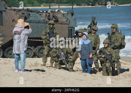 Tokunoshima, Japon. 18th novembre 2022. Les insulaires de l'île de Tokunoshima et membre de la Brigade de déploiement rapide amphibie de la Force de défense terrestre du Japon prennent des photos après l'exercice militaire conjoint américain et japonais « Keen Sword 23 » à la plage de Manda, dans l'île de Tokunoshima, préfecture de Kagoshima, au Japon, vendredi, 18 novembre 2022. Photo par Keizo Mori/UPI crédit: UPI/Alay Live News Banque D'Images
