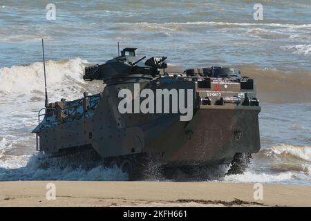 Tokunoshima, Japon. 18th novembre 2022. AAV7 (véhicule amphibie d'assaut) de la Brigade de déploiement rapide amphibie de la Force d'autodéfense terrestre du Japon qui débarque pendant l'exercice militaire conjoint américain et japonais « Keen Sword 23 » à la plage de Manda, sur l'île Tokunoshima, préfecture de Kagoshima, au Japon, sur 18 novembre 2022. Photo par Keizo Mori/UPI crédit: UPI/Alay Live News Banque D'Images