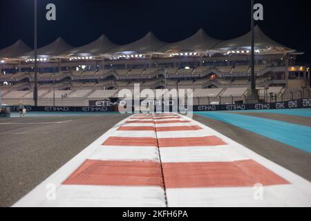 Abu Dhabi, Émirats arabes Unis . 17th novembre 2022. ABU DHABI, ÉMIRATS ARABES UNIS, 17. Novembre 2022, ligne d'arrivée sur le cours de course vu crédit: SPP Sport presse photo. /Alamy Live News Banque D'Images