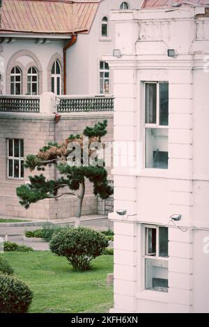 Une photo verticale d'un beau bâtiment blanc Banque D'Images