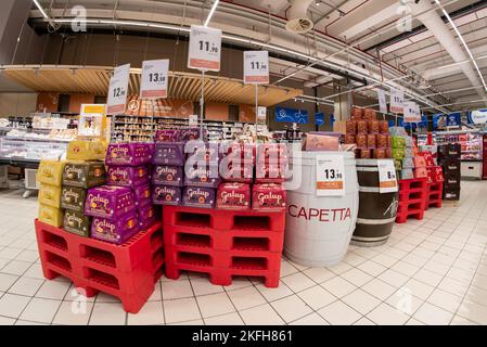 Cuneo, Italie - 18 novembre 2022: Palettes avec des paquets de gâteau panettone Galup, une marque italienne storico de Pinerolo, Piémont, dans la supermarque Conad Banque D'Images