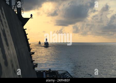 220916-O-NR876-712 ARAFURA SEA (SEPT 16, 2022) - le navire de combat littoral de type Independence-variant USS Charleston (LCS 18), la frégate de la Royal Thai Navy HTMS Bhumibol Adulyadej (FFG 471), la frégate de la Royal Malaysia Navy KD Lekiu (FFG 30) naviguent en formation pendant l'exercice de la Royal Australian Navy (RAN) Kakadu 2022 (KA22) dans les eaux du nord de l'Australie, 16 sept. 2022. KA22 est la répétition en 15th de l’exercice biennal phare d’engagement maritime international régional DU RAN, réunissant environ 3000 personnes, 15 navires de guerre et plus de 30 avions de 22 pays. Banque D'Images