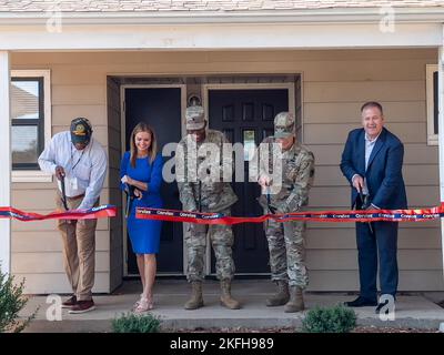 Chef de la Division du logement de fort Sill, Romero Montez, à gauche, Amber McNeil, directeur des opérations de Corvias, Futur résident, SPC. Timothy Harper, le commandant de la garnison de fort Sill, le colonel James Peay, et le directeur général de Corvias, Pete Sims, ont coupé le ruban sur une maison de cinq chambres récemment rénovée de 2 500 pieds carrés, à fort Sill, le 16 septembre 2022. Banque D'Images