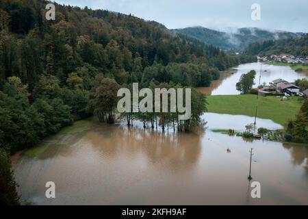 Les pluies extrêmes sur la zone de montagne ont entraîné des inondations et des submersion de villages dans la vallée, vue aérienne. Banque D'Images