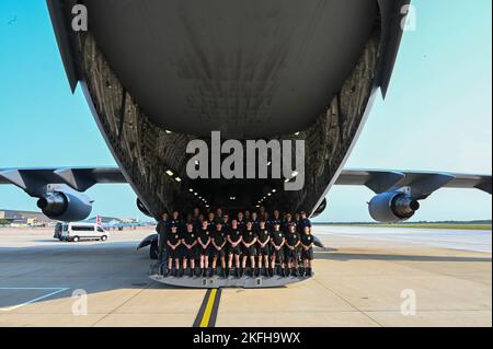 Réserviste du 300th Airlift Squadron, joint base Charleston, S.C., a fait larmer les équipes de démonstration de parachutisme des US Air Force Wings of Blue et des US Army Golden Knights lors de l'exposition aérienne et spatiale 2022, du 16 au 18 septembre 2022, à joint base Andrews, Md. La chute d’air a montré la mobilité rapide de l’aile de transport aérien de 315th à partir de la base conjointe de Charleston pour développer et déployer des forces prêtes au combat dans un environnement conjoint à un moment donné. Banque D'Images