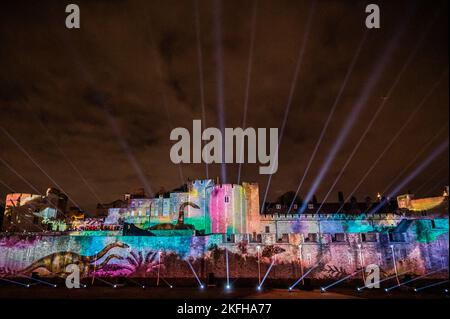 Londres, Royaume-Uni. 18th novembre 2022. À propos de nous à la Tour de Londres. Il s'agit d'un événement spectaculaire en plein air gratuit utilisant la projection de pointe, la cartographie, l'animation, la musique et la poésie pour célébrer nos connexions extraordinaires à tout autour de nous: Passé, présent et futur. Crédit : Guy Bell/Alay Live News Banque D'Images