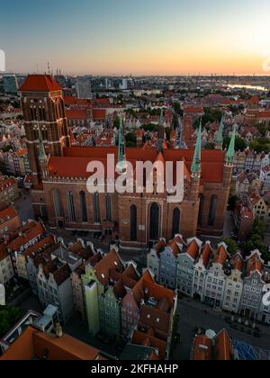 Vue aérienne de la basilique Sainte-Marie de l'Assomption de la Sainte-Vierge Marie à Gdansk au coucher du soleil Banque D'Images