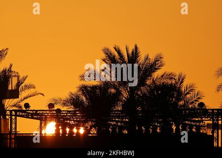 18th novembre 2022 ; Yas Marina circuit, Yas Island, Abu Dhabi ; P&#XF4;r do sol, &#xe9; visto , Grand Prix d'Abu Dhabi F1 au circuit Yas Marina sur 18 novembre 2022 à Abu Dhabi, Émirats arabes Unis Banque D'Images