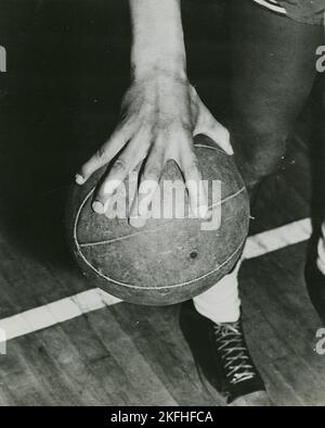 La grande portée de la main facilite la manipulation du ballon, 1947. Banque D'Images