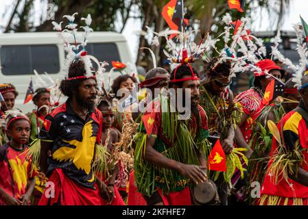 Les villageois locaux accueillent les membres des équipes de rétablissement de la Défense POW/MIA Accounting Agency (DPAA) avec un défilé de bienvenue traditionnel lors d'une célébration du jour de l'indépendance de la Nouvelle-Guinée au village de Banak, Papouasie-Nouvelle-Guinée, 16 septembre 2022. Le village de Banak a organisé une célébration en mémoire de 1st. Le lieutenant Gabriel J. Eggud, dont les restes ont été trouvés et ont été pris en compte dans une mission de rétablissement en 2019. La mission de la DPAA est de réaliser la comptabilité la plus complète possible pour le personnel des États-Unis manquant et non comptabilisé auprès de leur famille et de notre nation. Banque D'Images