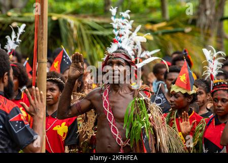 Un chef de village lève sa main droite lors de la lecture de l'hymne national du Papuan au village de Banak, Papouasie-Nouvelle-Guinée, 16 septembre 2022. Le village de Banak a organisé une célébration à l'occasion du jour de l'indépendance de la Papouasie-Nouvelle-Guinée en mémoire de 1st. Le lieutenant Gabriel J. Eggud, dont les restes ont été trouvés et ont été pris en compte dans une mission de rétablissement en 2019. La mission de la DPAA est de réaliser la comptabilité la plus complète possible pour le personnel des États-Unis manquant et non comptabilisé auprès de leur famille et de notre nation. Banque D'Images