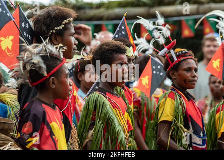 Les villageois locaux accueillent les membres des équipes de rétablissement de la Défense POW/MIA Accounting Agency (DPAA) avec un défilé de bienvenue traditionnel lors d'une célébration du jour de l'indépendance de la Nouvelle-Guinée au village de Banak, Papouasie-Nouvelle-Guinée, 16 septembre 2022. Le village de Banak a organisé une célébration en mémoire de 1st. Le lieutenant Gabriel J. Eggud, dont les restes ont été trouvés, puis a pris part à une mission de rétablissement en 2019. La mission de la DPAA est de réaliser la comptabilité la plus complète possible pour le personnel des États-Unis manquant et non comptabilisé auprès de leur famille et de notre nation. Banque D'Images