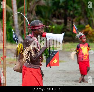 Un villageois accueille les membres de l'équipe de l'agence de comptabilité de la Défense POW/MIA (DPAA) avec un défilé de bienvenue traditionnel lors d'une célébration de la Journée de l'indépendance de la Nouvelle-Guinée au village de Banak, Papouasie-Nouvelle-Guinée, le 16 septembre 2022. Le village de Banak a organisé une célébration en mémoire de 1st. Le lieutenant Gabriel J. Eggud, dont les restes ont été trouvés, puis a pris part à une mission de rétablissement en 2019. La mission de la DPAA est de réaliser la comptabilité la plus complète possible pour le personnel des États-Unis manquant et non comptabilisé auprès de leur famille et de notre nation. Banque D'Images