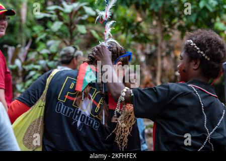 Un villageois orne Mindy Simonson, expert en rétablissement scientifique de l'Agence de comptabilité de défense POW/MIA (DPAA), avec une plume dans le village de Banak, province de Sepik est, Papouasie-Nouvelle-Guinée, 16 septembre 2022. Le village de Banak a organisé une célébration en mémoire de 1st. Le lieutenant Gabriel J. Eggud, dont les restes ont été trouvés et ont été pris en compte dans une mission de rétablissement en 2019. La mission de la DPAA est de réaliser la comptabilité la plus complète possible pour le personnel des États-Unis manquant et non comptabilisé auprès de leur famille et de notre nation. Banque D'Images