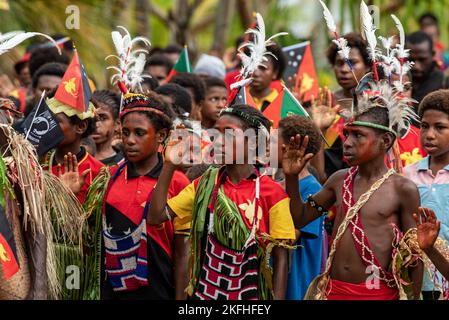 Les enfants lèvent leurs mains droites pendant le jeu de l'hymne national du Papuan à Banak Village, Papouasie-Nouvelle-Guinée, 16 septembre 2022. Le village de Banak a organisé une célébration à l'occasion du jour de l'indépendance de la Papouasie-Nouvelle-Guinée en mémoire de 1st. Le lieutenant Gabriel J. Eggud, dont les restes ont été trouvés et ont été pris en compte dans une mission de rétablissement en 2019. La mission de la DPAA est de réaliser la comptabilité la plus complète possible pour le personnel des États-Unis manquant et non comptabilisé auprès de leur famille et de notre nation. Banque D'Images