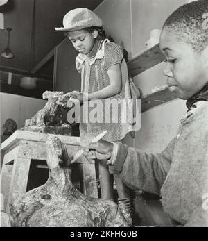 Sculpture de filles et de garçons, Harlem Art Centre, 1939. Banque D'Images