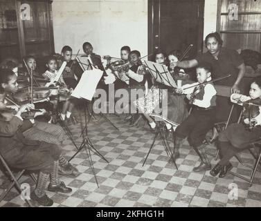 Cours de musique, violon, 1938. Banque D'Images