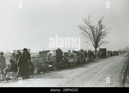 Expulsés des sharecroppers afro-américains debout avec leurs effets le long de l'autoroute 60, New Madrid County, Missouri, janvier 1939. Banque D'Images