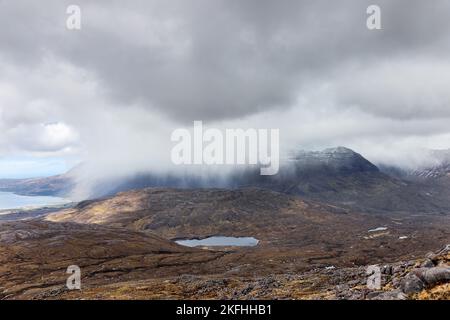 La montagne de Liathach vue depuis les pentes inférieures de Beinn Liath Mhor comme une douche à neige lourde qui saule passé, Torridon, Highland, Écosse, Royaume-Uni Banque D'Images