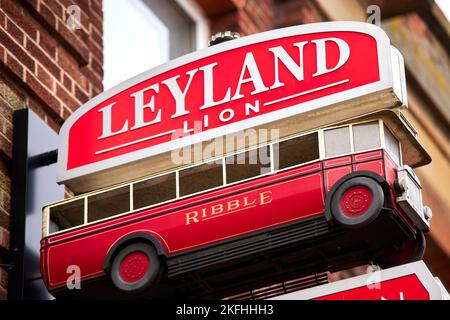Ville de Leyland dans le sud du Ribble et comté du Lancashire, Angleterre. Leyland Lion pub a été nommé d'après le bus fait dans la ville Banque D'Images