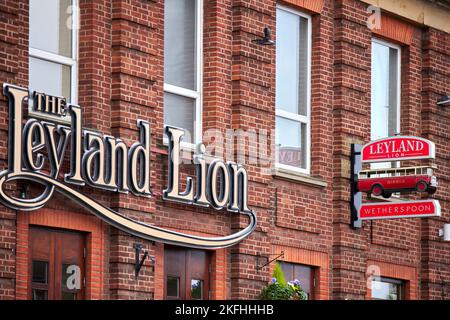 Ville de Leyland dans le sud du Ribble et comté du Lancashire, Angleterre. Leyland Lion pub a été nommé d'après le bus fait dans la ville Banque D'Images