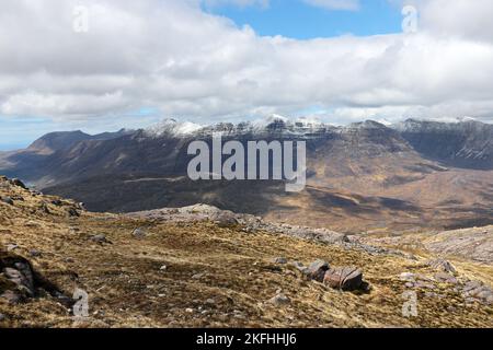 La montagne enneigée de Liathach vue depuis les pentes inférieures de Beinn Liath Mhor Torridon, Highland, Écosse, Royaume-Uni Banque D'Images