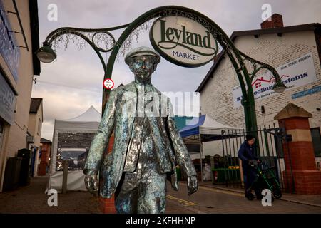 Ville de Leyland dans le sud du Ribble et comté du Lancashire, Angleterre. Statue de l'homme marchant Leyland représentant un travailleur de l'usine qui quitte son travail Banque D'Images