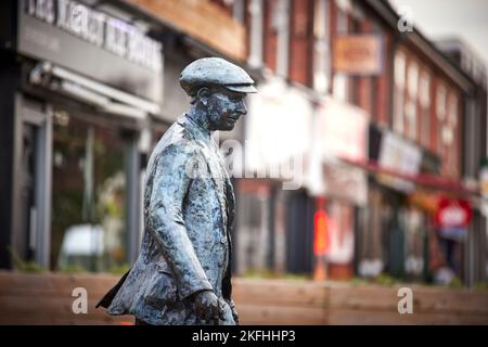 Ville de Leyland dans le sud du Ribble et comté du Lancashire, Angleterre. Statue de l'homme marchant Leyland représentant un travailleur de l'usine qui quitte son travail Banque D'Images