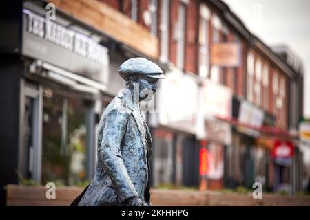 Ville de Leyland dans le sud du Ribble et comté du Lancashire, Angleterre. Statue de l'homme marchant Leyland représentant un travailleur de l'usine qui quitte son travail Banque D'Images
