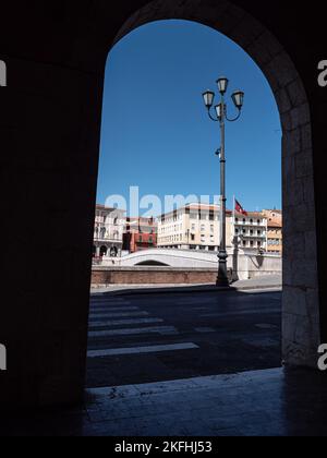 Vue de l'intérieur d'une Loggia avec les Arches de certaines maisons le long de la rivière Arno à Pise, Toscane - Italie. Banque D'Images